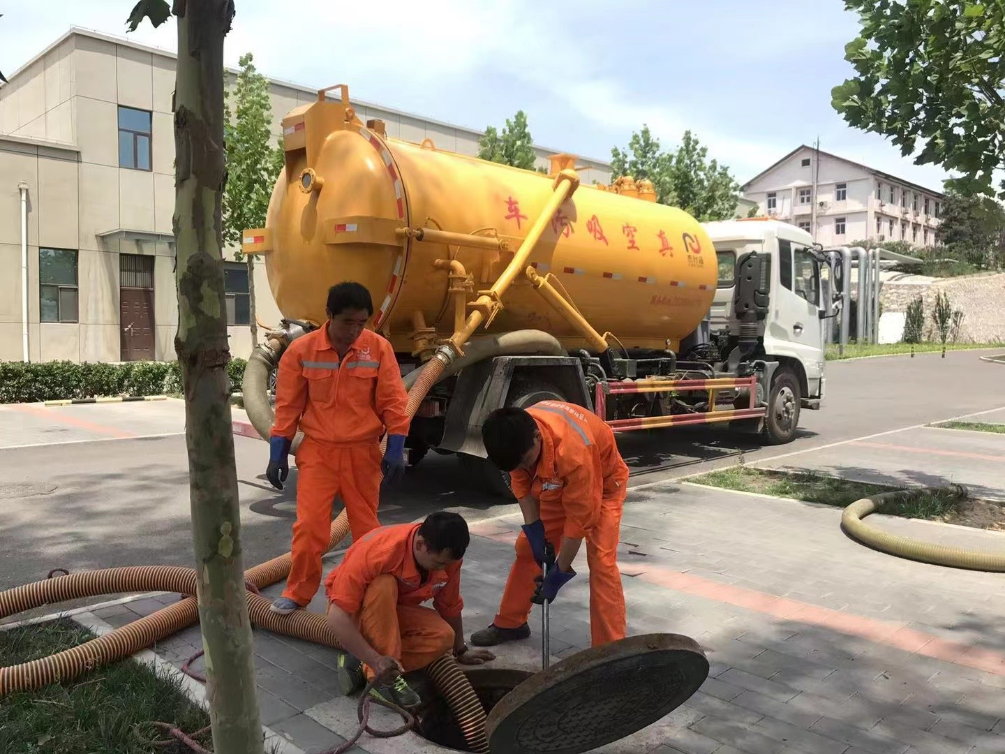 川汇管道疏通车停在窨井附近