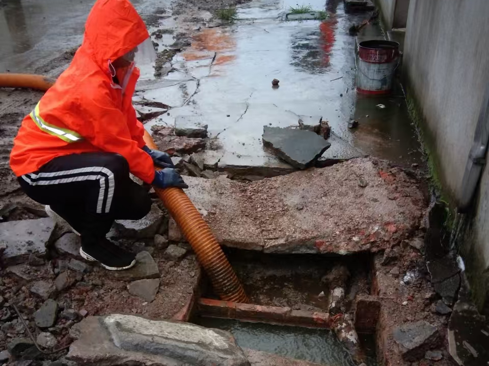 川汇专业清理污水池 炜誉市政以规范流程守护城市 “肠道”